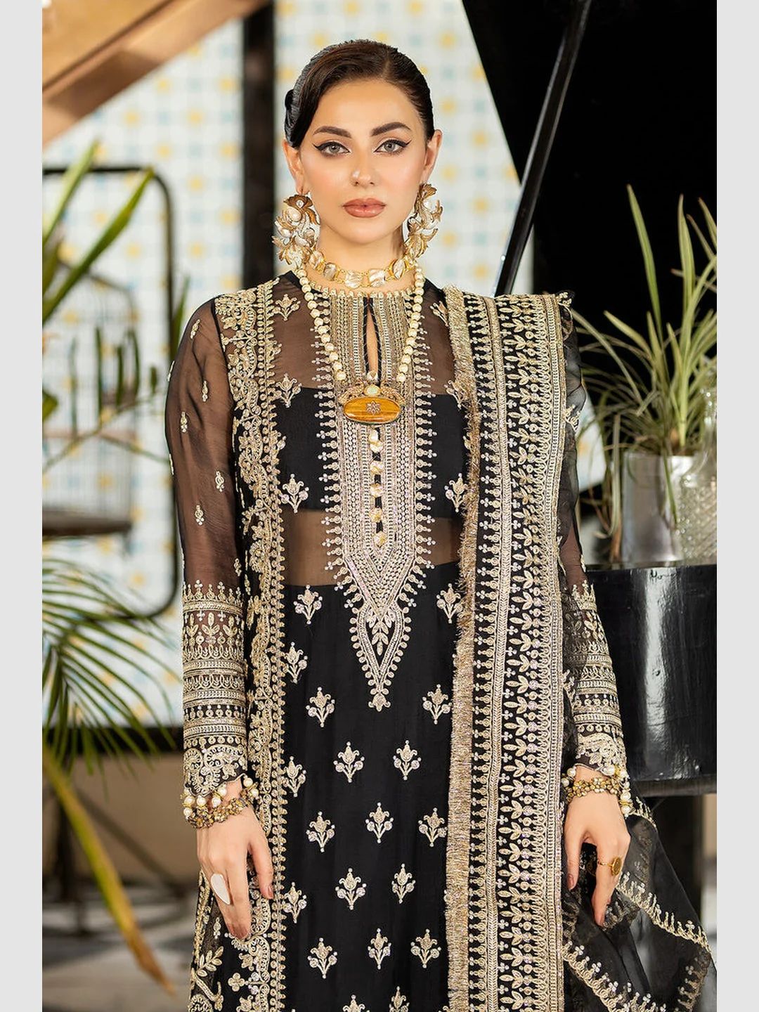Regal Reverie: Imrozia's Exclusive Embroidered Chiffon Salwar Kameez